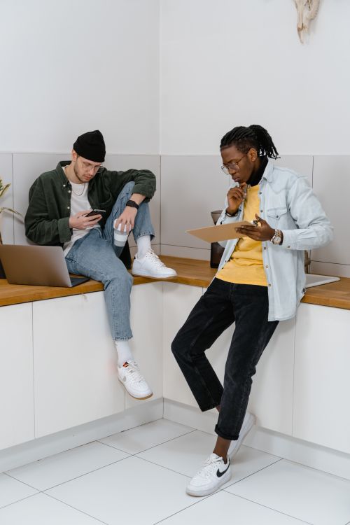 Profesionales utilizando dispositivos digitales en una oficina